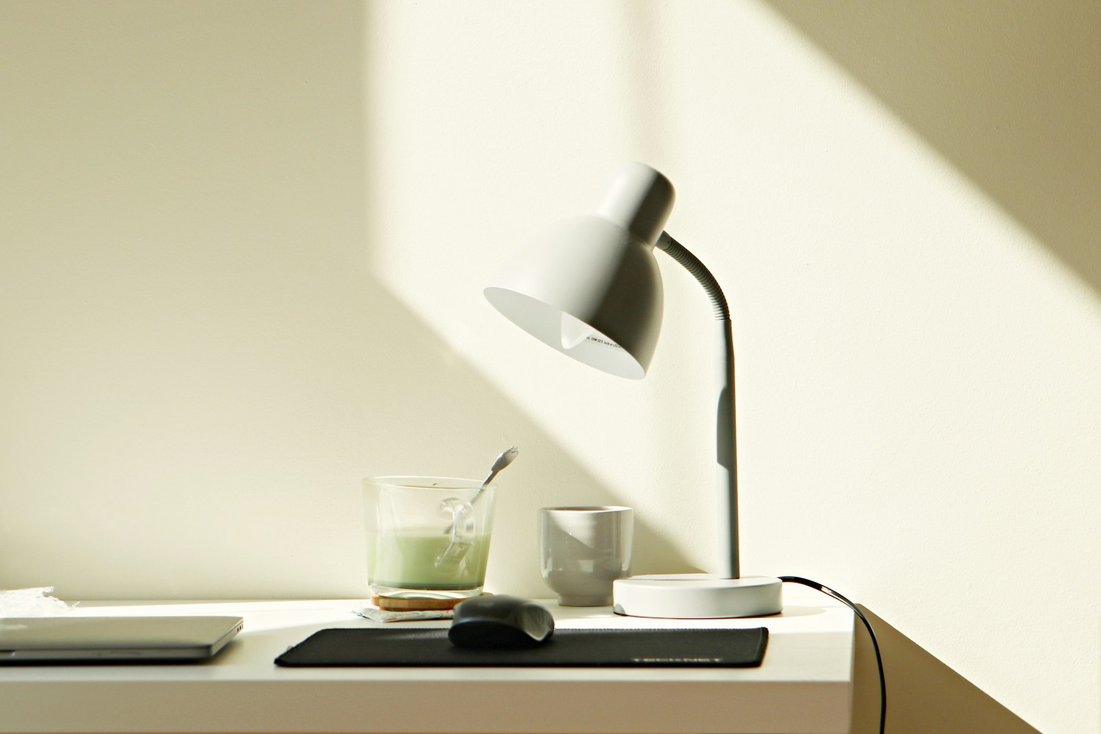 Arbejdsbord med bærbar computer, te og lampe