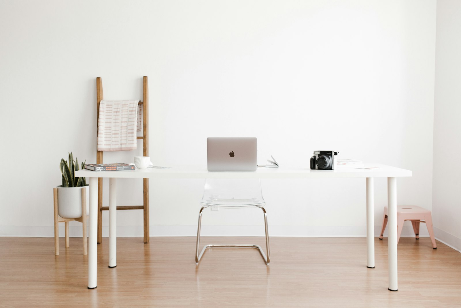 Minimalistisk hjemmekontor med bærbar computer
